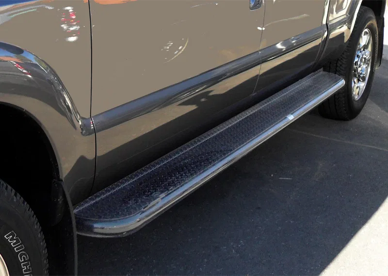 87C317 – CATTLEMAN Running Board, Painted Black Steel Unlighted Body Mount